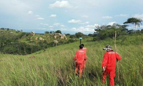 電建人奔波在蒿草及腰的野外進(jìn)行線路測量-電力工程 9.1.jpg