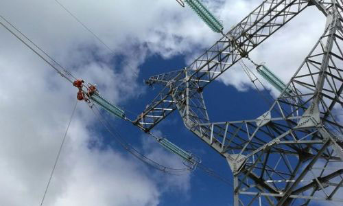 電建人在藍(lán)天下進(jìn)行高空耐張掛線-電力工程 8.1.jpg